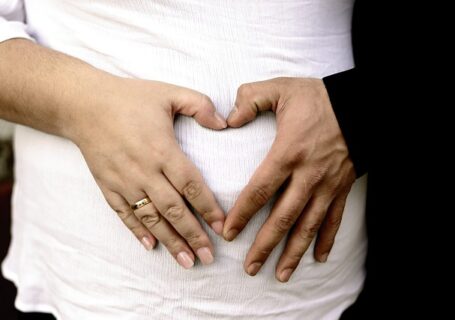 Ręce na brzuchu w kształcie serca