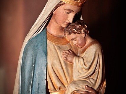 Figura Matki Bożej z Jezusem na rękach