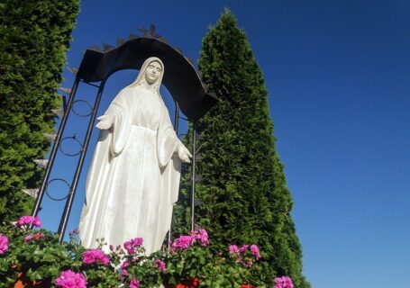 figura Matki Bożej w ogrodzie