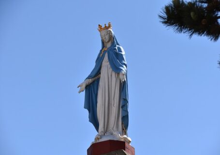 Matka Boża w niebieskiej sukni