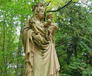 figura Matki Bożej w parku