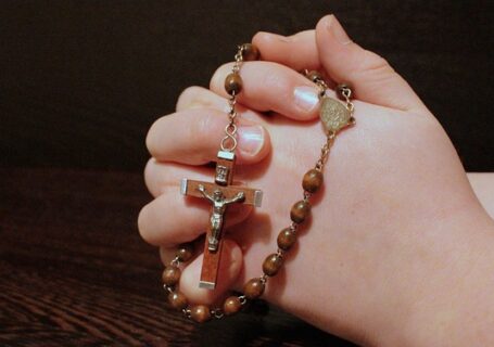 Różaniec w dłoniach