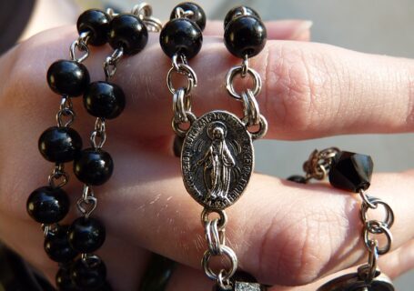 Różaniec w rękach