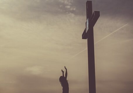 Kobieta z uniesionymi rękoma