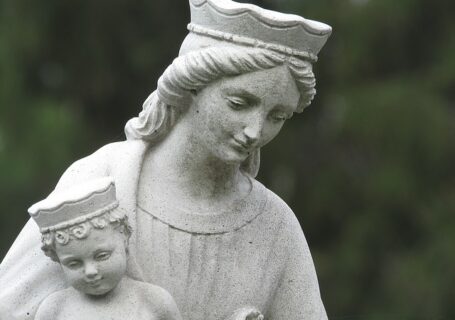 pomnik Maryi z Jezusem