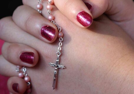 Różaniec w dłoniach