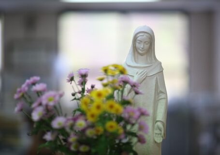 Figura Maryi w kwiatach