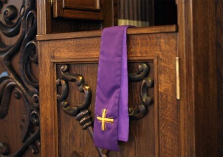 Stuła zawieszona na konfesjonalne
