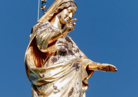 Figura Matki Bożej z podniesioną dłonią