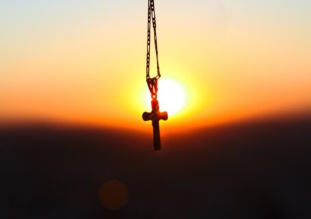 Różaniec na tle zachodu słońca