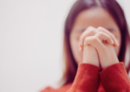 Młoda dziewczyna się modli