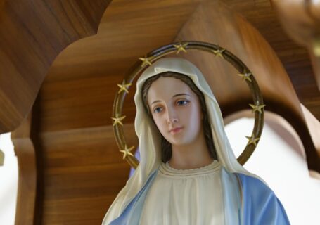 Matka Boża w koronie z gwiazd