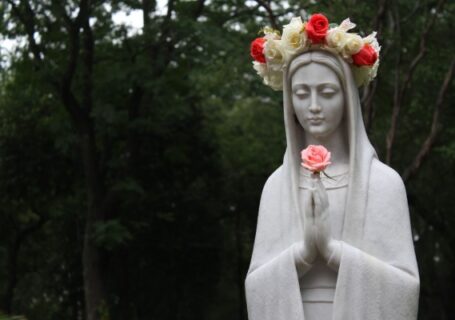 Pomnik Maryi z wieńcem z róż